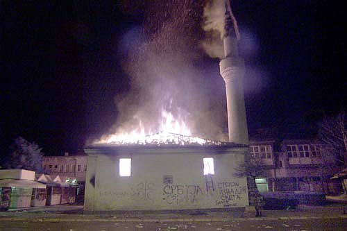 Сербы сожгли мечеть в Косово на уразу-байрам 