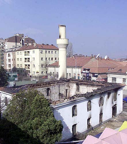 Сербы сожгли мечеть в Косово на уразу-байрам 